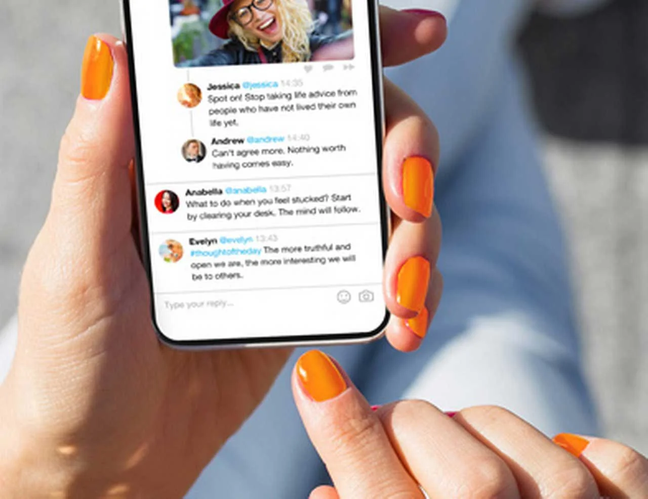 Nahaufnahme eines Smartphones in den Händen einer Frau, welches eine geöffnete Social Media App zeigt